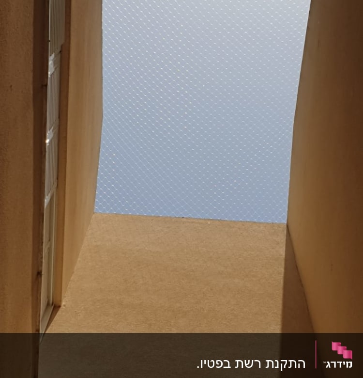 רשת למניעת כניסת יונים בין קירות בניין